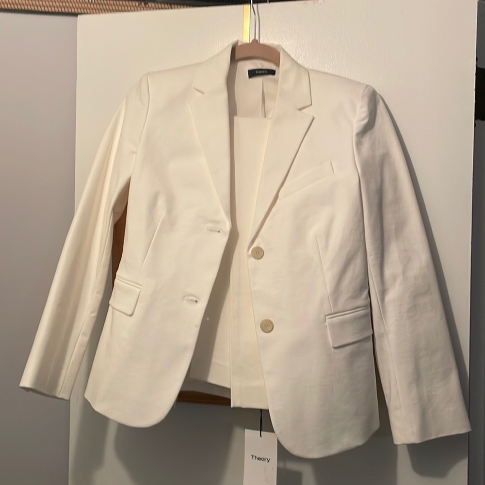Theory/Women’s White Suite - Brand New - Never Worn!